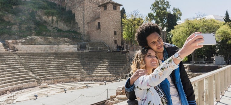 Romantische plekjes in Malaga – Koppel voor het Alcazaba en het Romeinse theater